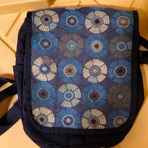 Light weight cross-body handbag